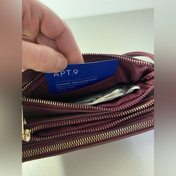 Apt 9 Kohls Safe Keeper RFID Blocking Crossbody w/ Apple Charger - Picture 5 of 7